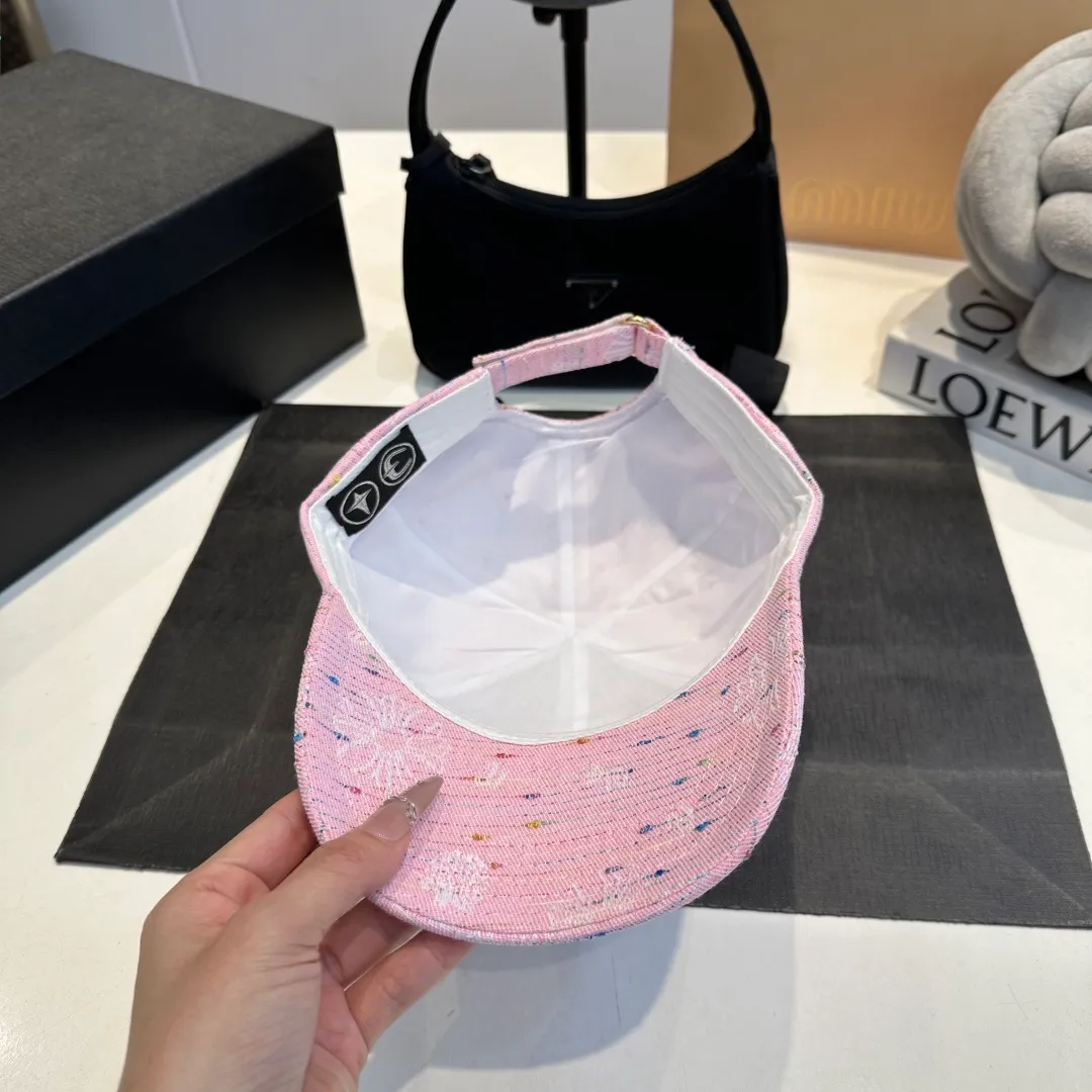 P56 Crow Heart 🆕🆕New baseball cap, personalized fashion classic cross logo, casual with a cool feeling, unisex style, same style for men and women! Very easy to match! Head circumference: 56-58cm is available